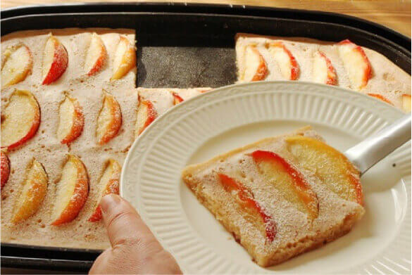 子どもと楽しむおやつ「焼きリンゴとはちみつの蒸しケーキ」　（レシピ・調理・撮影　かめ代。）