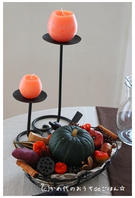 オレンジ色のキャンドルを飾ったハロウィンテーブル