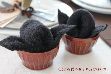 黒いプチハンカチをココットに入れて作ったハロウィンのおばけ飾り