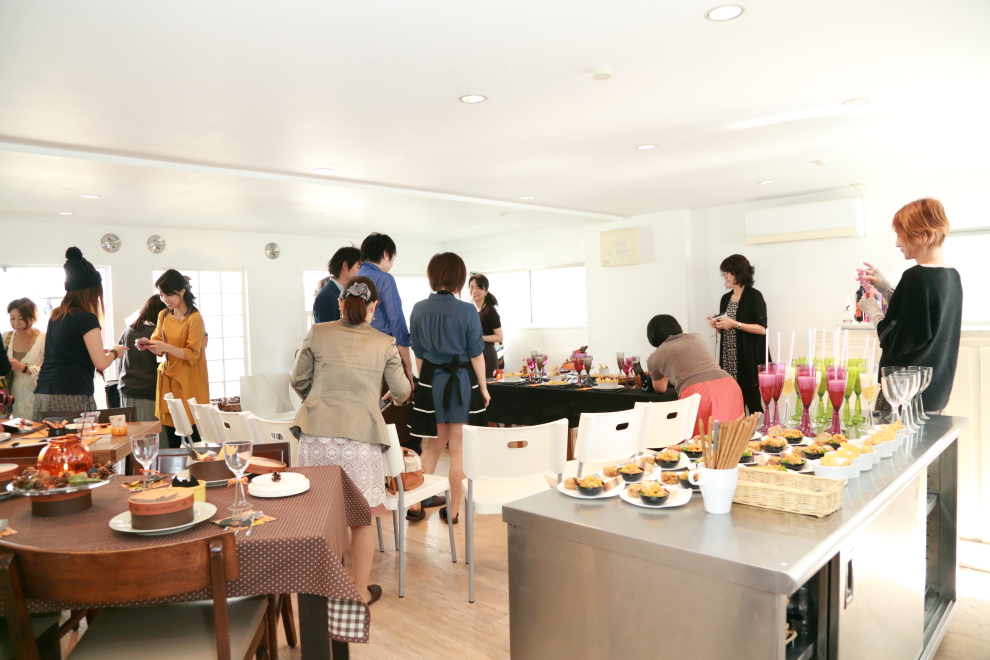 ハロウィンイベント会場全体 大人用・ママ用・子ども用のハロウィンテーブルを準備したイベント会場