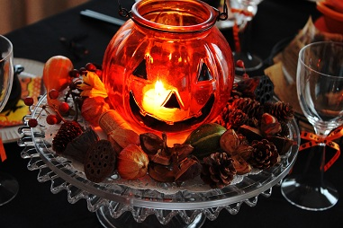 オレンジのランタンと秋の木の実を飾ったハロウィンテーブル
