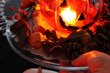 ガラスのコンポートに重ねた器とハロウィンの木の実