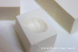 豆腐の上部はスプーン等でくぼみをつくる