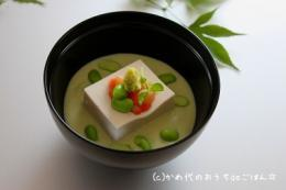 豆腐に枝豆と海老、わさびを盛り付け、まわりにポタージュを注ぐ
