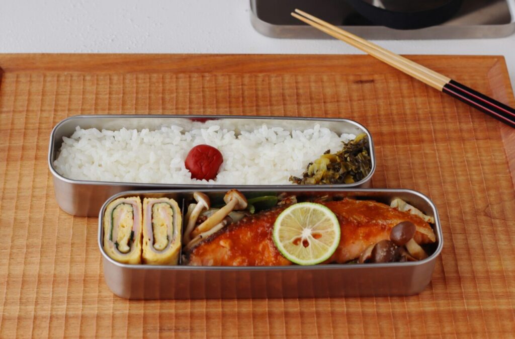 2品弁当
塩鮭のちゃんちゃん焼きとハムと大葉の卵焼の画像
kameyo
料理家　かめ代。
