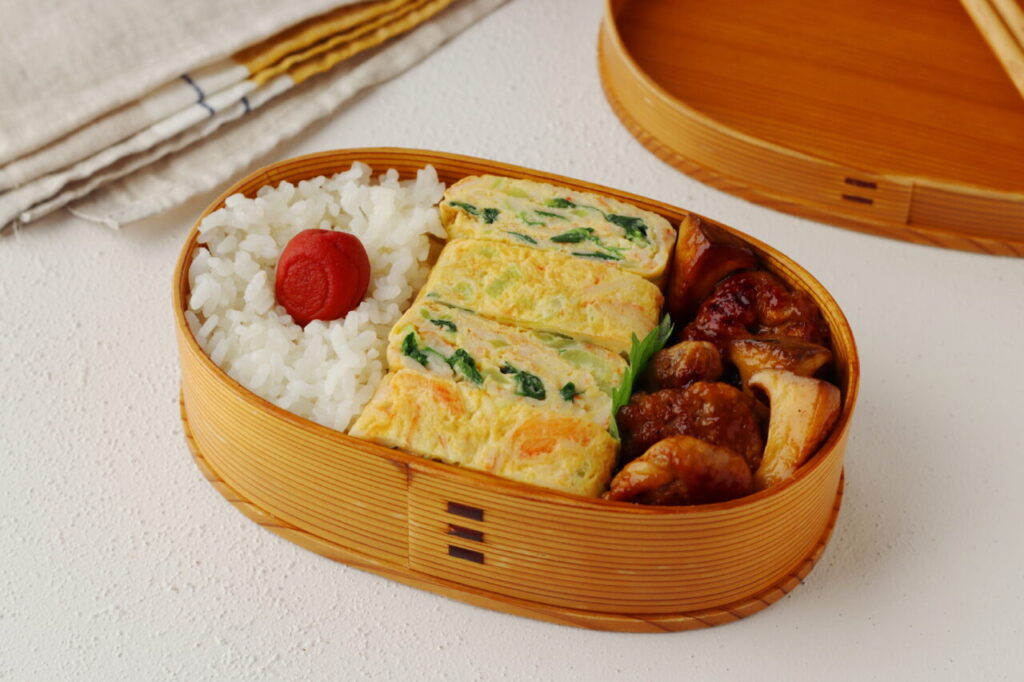 ２品弁当
豚こまとエリンギの照り焼き
カニカマとチンゲン菜の卵焼きの画像です。
料理家かめ代調理撮影