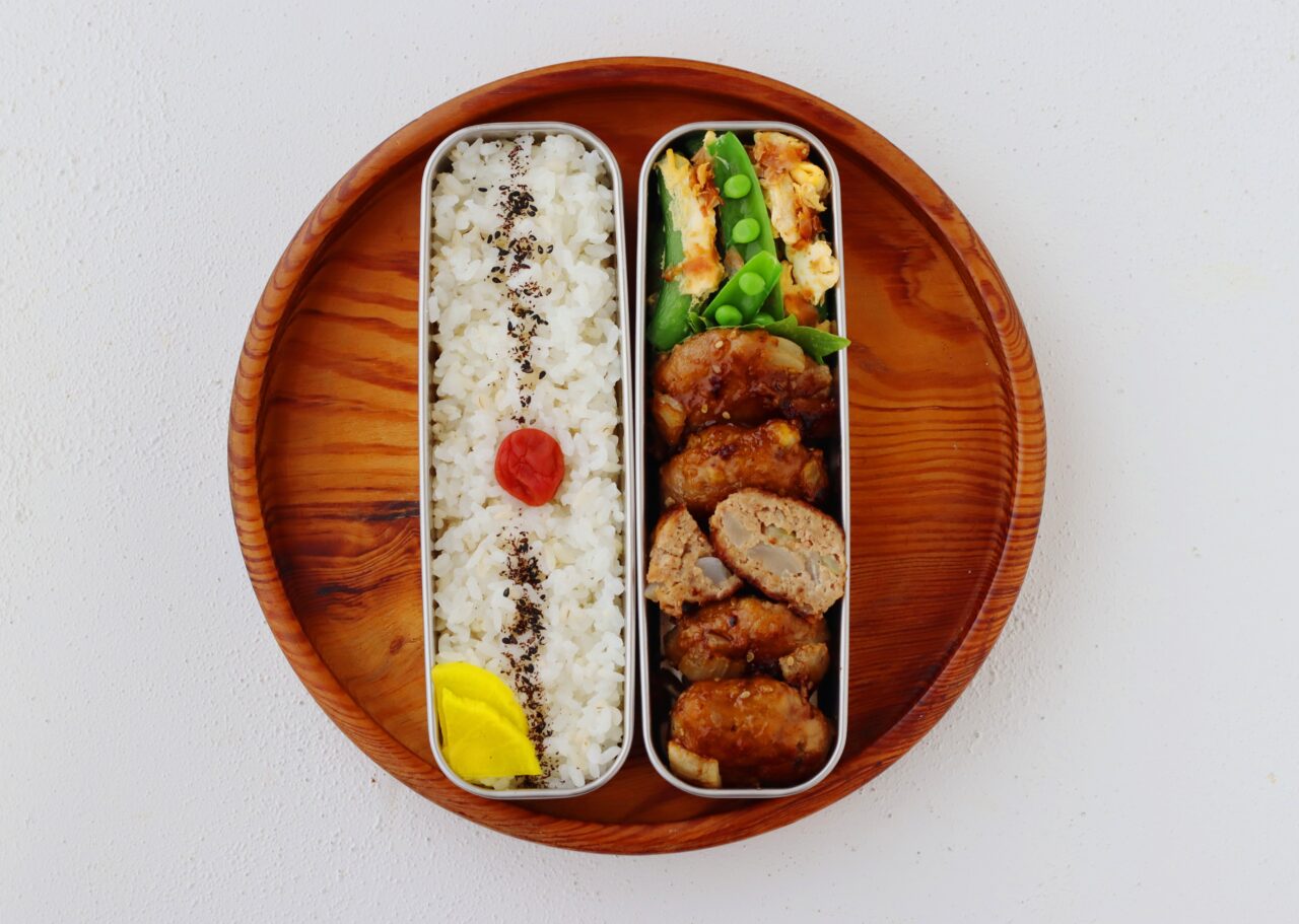 かめ代
kameyo
2品弁当
新たまねぎのミニハンバーグ
スナップえんどうと卵のおかか和え