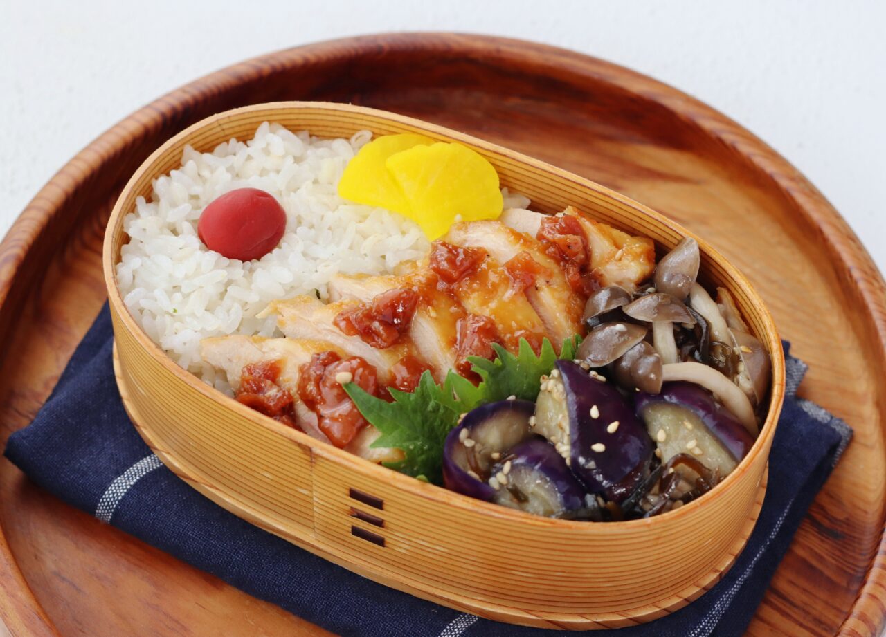 2品弁当　
かめ代弁当
鶏の梅照り焼き
夏の照り焼き
茄子の色止め
茄子を色鮮やかに