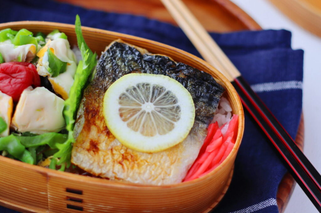 かめ代。
kameyobento
2品弁当連載
塩サバのレモン醤油
レンジピーマン卵