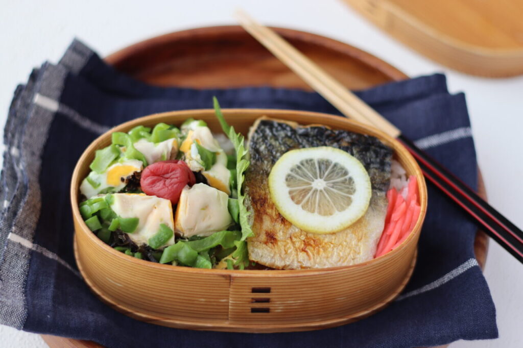 かめ代。
kameyobento
2品弁当連載
塩サバのレモン醤油
レンジピーマン卵