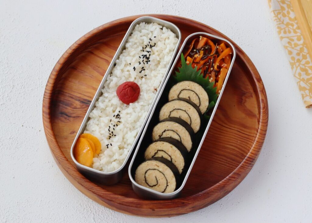 2品弁当
kameyo
かめ代弁当
鶏ひき肉の海苔巻き
にんじんのごま塩昆布和え