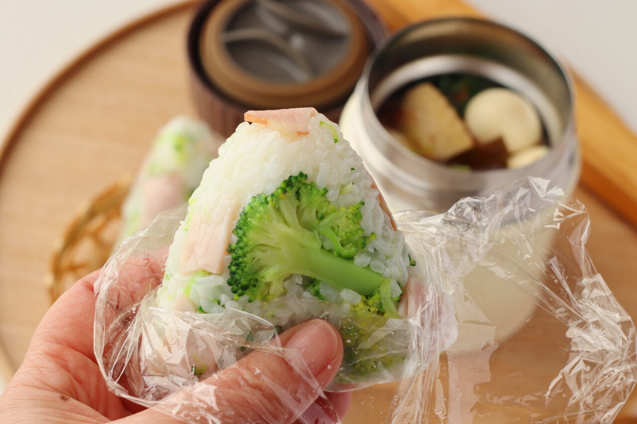 2品弁当連載
かめ代
スープジャーとブロッコリーのおにぎり