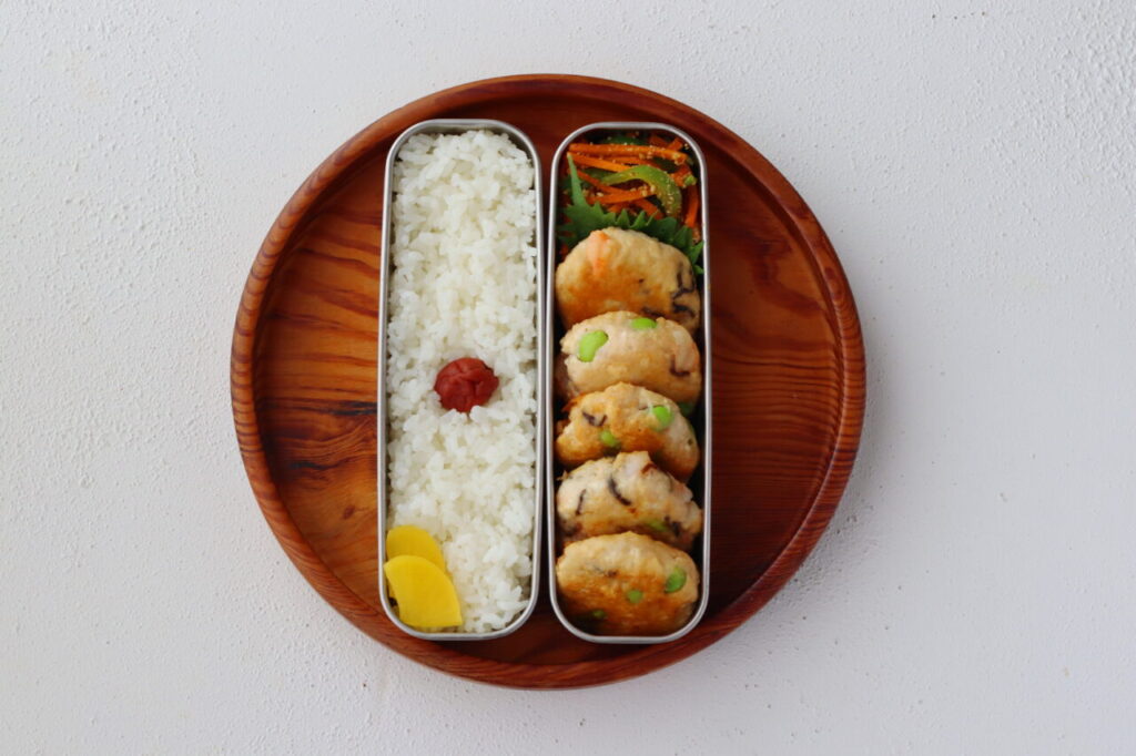 2品弁当
かめ代。
海老入り豆腐つくね
人参とピーマンの味噌キンピラ
