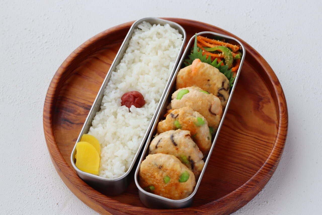 2品弁当
かめ代。
海老入り豆腐つくね
人参とピーマンの味噌キンピラ