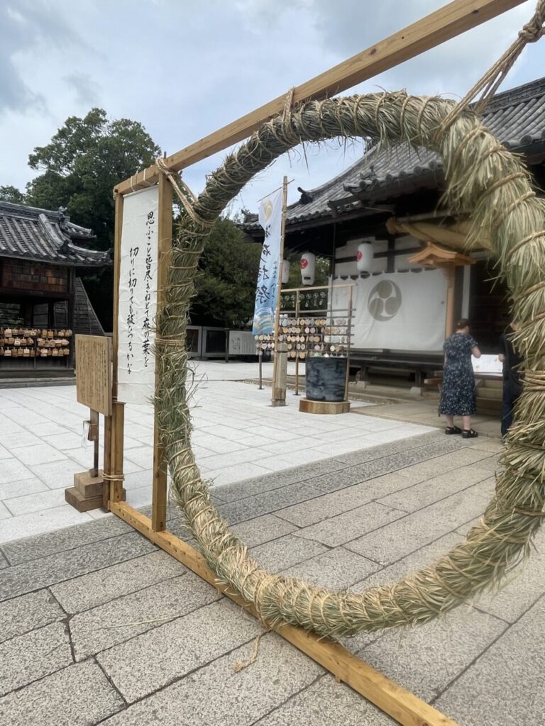倉敷美観地区の阿智神社に設置された夏越の祓の大茅の輪