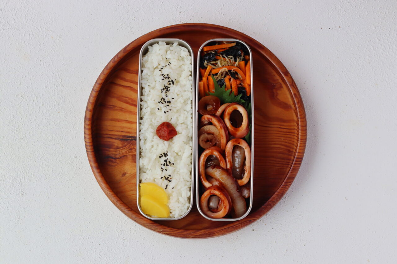 かめ代
2品弁当レシピ
イカたまねぎ
じゃこ海苔にんじん