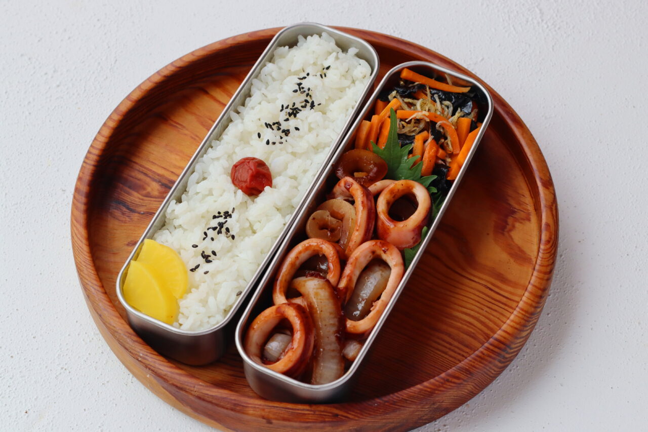 かめ代
2品弁当レシピ
イカたまねぎ
じゃこ海苔にんじん