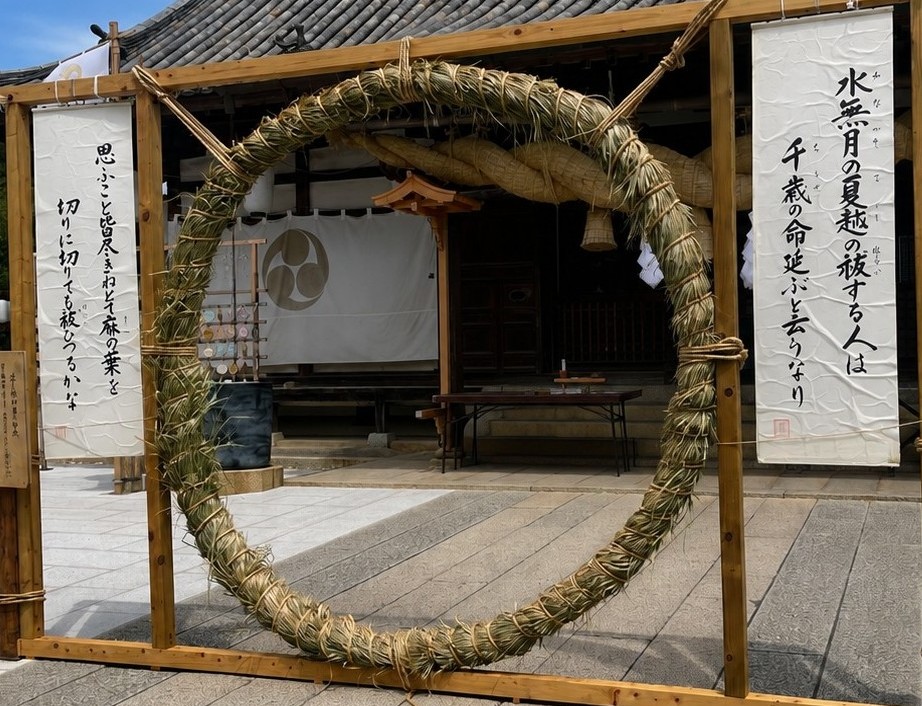 倉敷美観地区の阿智神社に設置された夏越の祓の大茅の輪