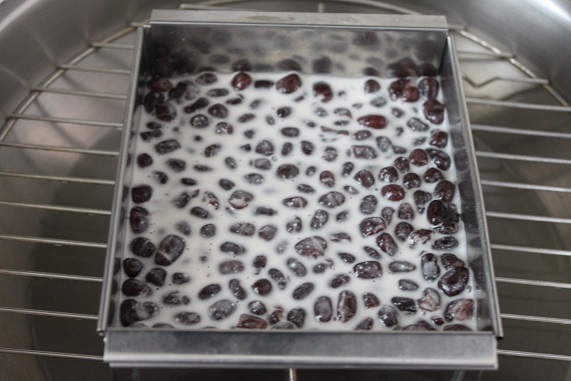 水無月を作っている様子　流し感にういろう生地と小豆をのせて蒸す