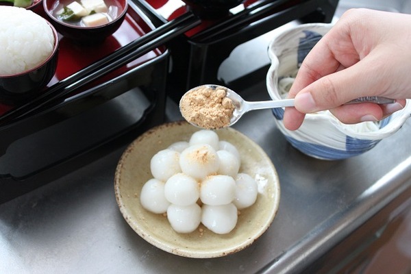 初盆にお供えしたきな粉をかけた迎え団子