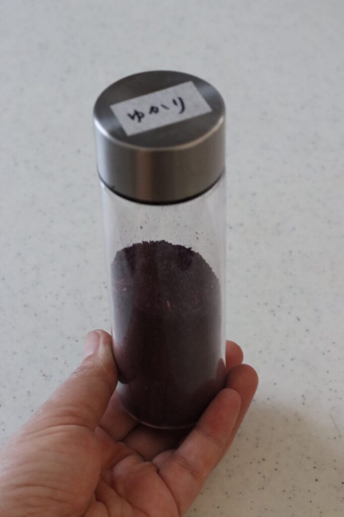 自家製ゆかりを保存瓶に詰める様子