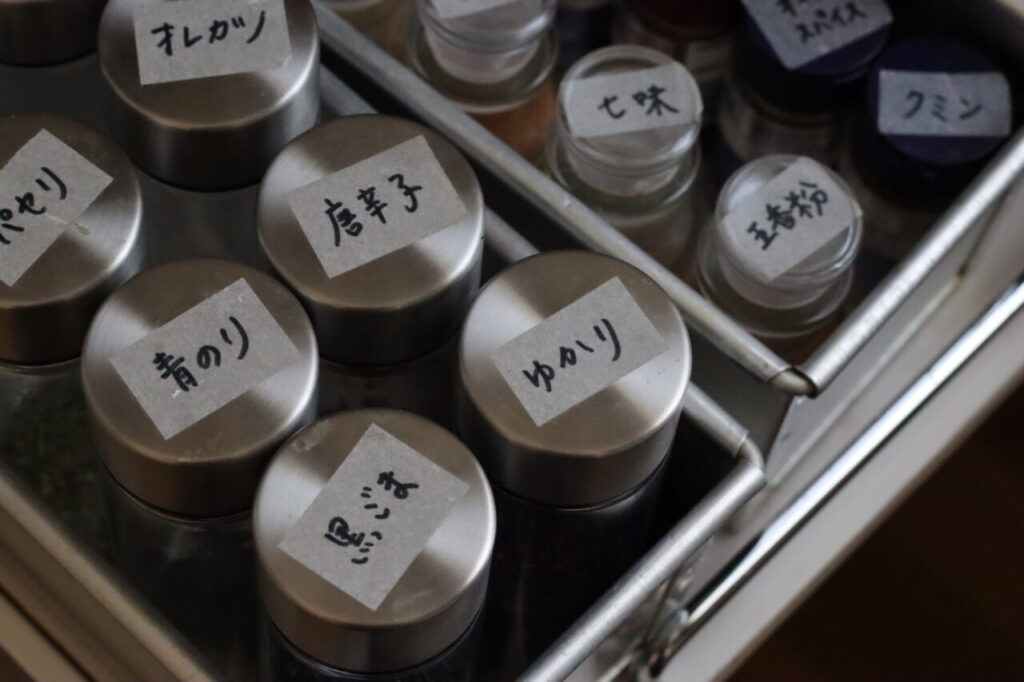 調味料入れに並べた自家製ゆかり
