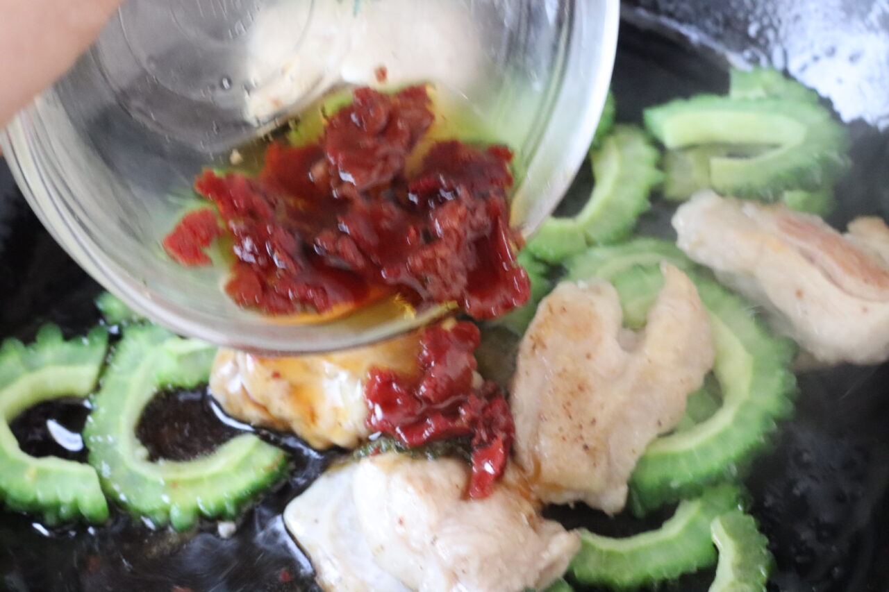 鶏肉と一緒にいためて梅照り焼きだれを。