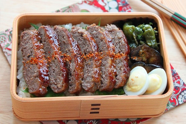 牛こま肉のステーキ弁当