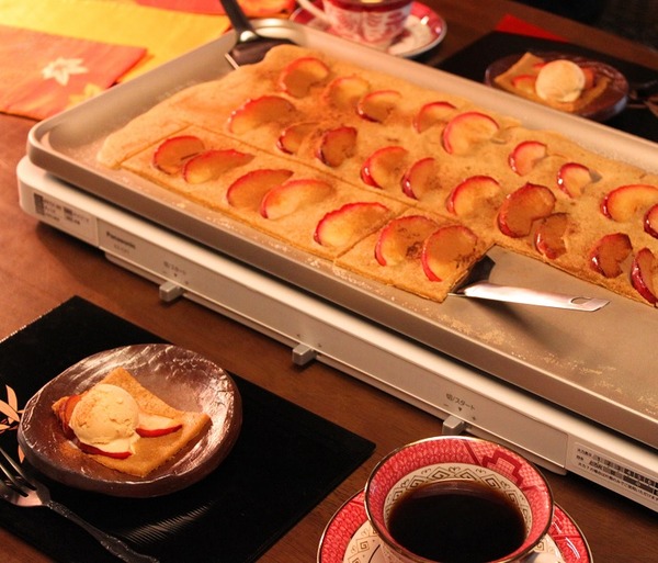 ホットプレートでこんがりりんごの焼きケーキ