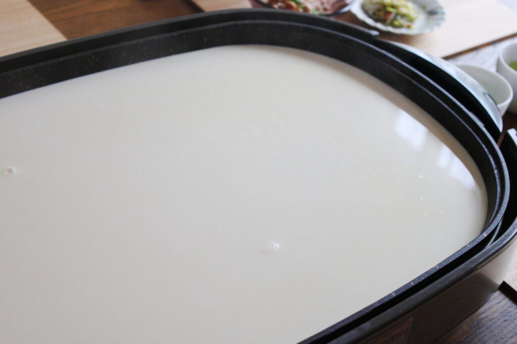 ホットプレート湯葉　
無調整豆乳をホットプレートに入れて加熱する　
ホットプレート料理の母　料理家 かめ代。
