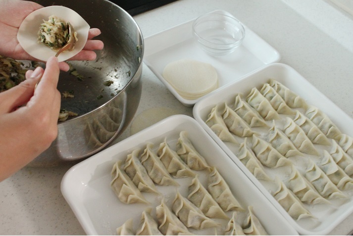 定番！「焼き餃子レシピ」野菜は塩もみせずにジューシーに！ | kameyo