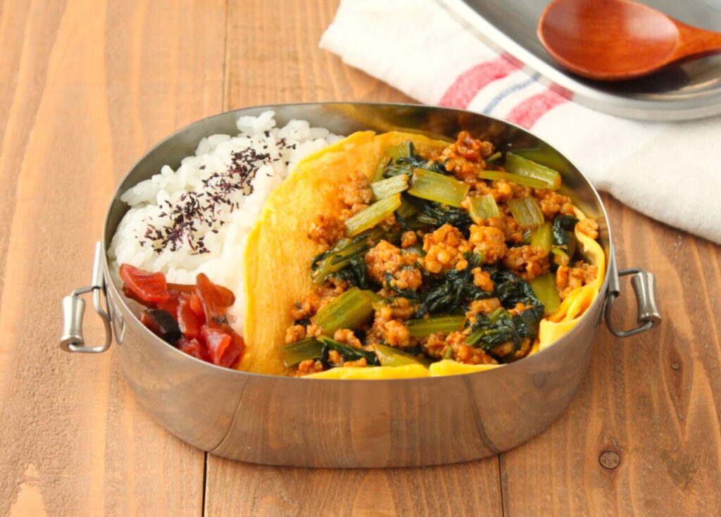 連載更新 朝時間 Jp 2品弁当レシピ フライパン1つで 小松菜キーマカレー 弁当 Kameyo 料理家 かめ代