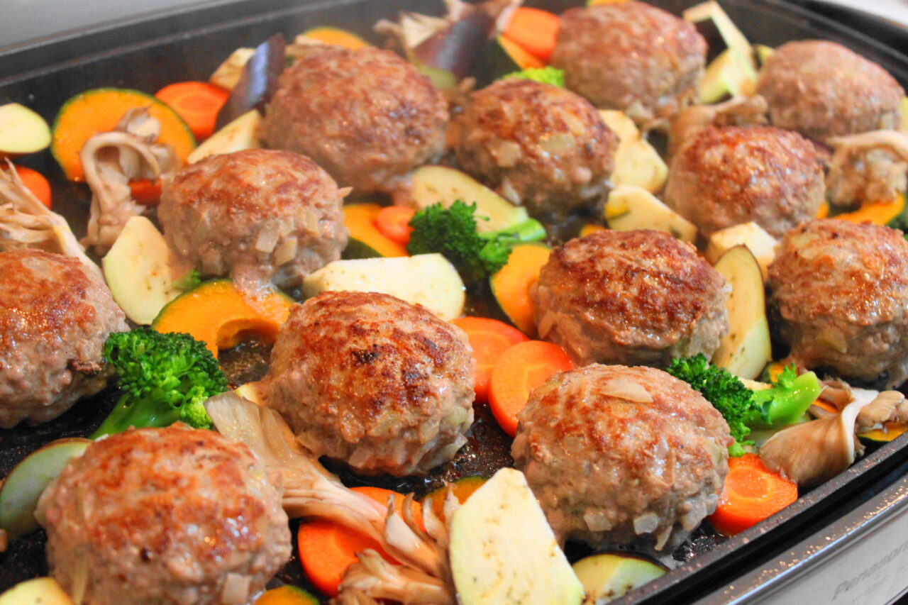 一度に12個焼ける！夏休みの定番「ホットプレートで焼きハンバーグ」 kameyo 料理家 かめ代。